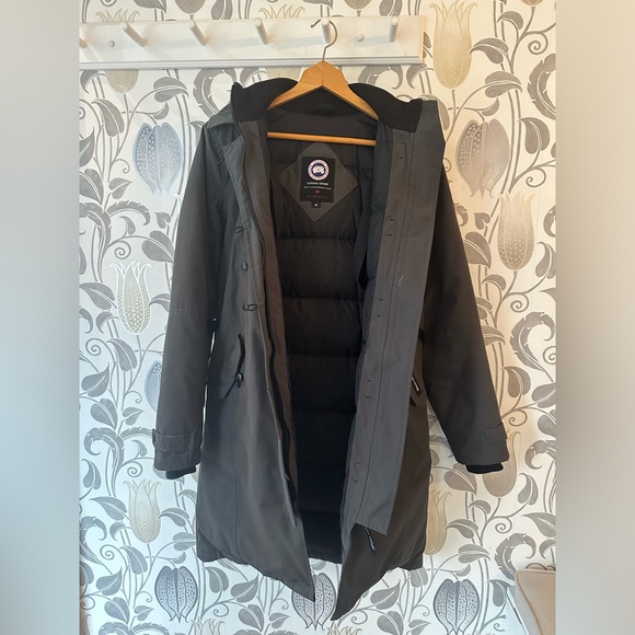 Canada Goose Winter Parka. Ladies size large. - Picture 4 of 15